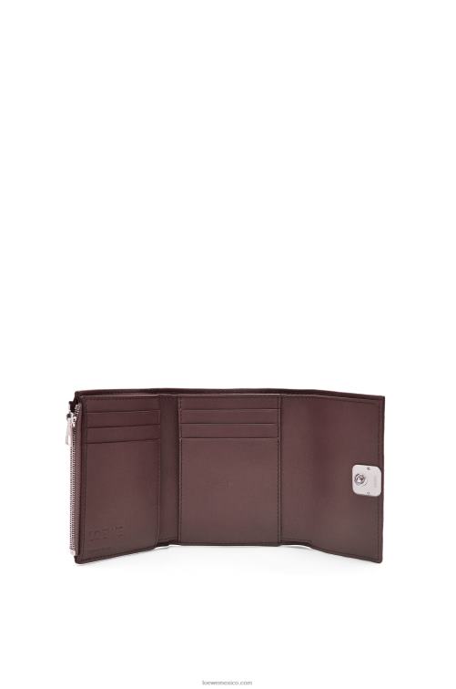 borgoña Cartera vertical pequeña Anagram de piel de becerro granulada Loewe R8J8Z1297 mujer