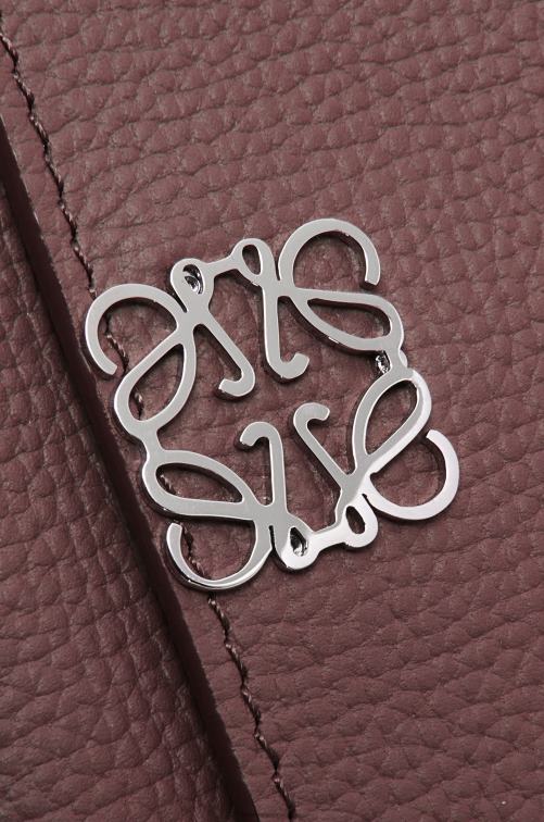 borgoña Cartera vertical pequeña Anagram de piel de becerro granulada Loewe R8J8Z1297 mujer