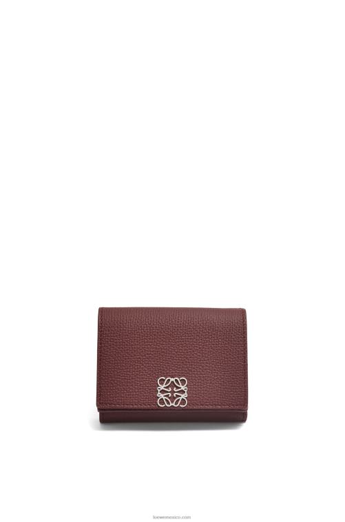 borgoña cartera triple con anagrama de piel de becerro granulada Loewe R8J8Z1296 mujer
