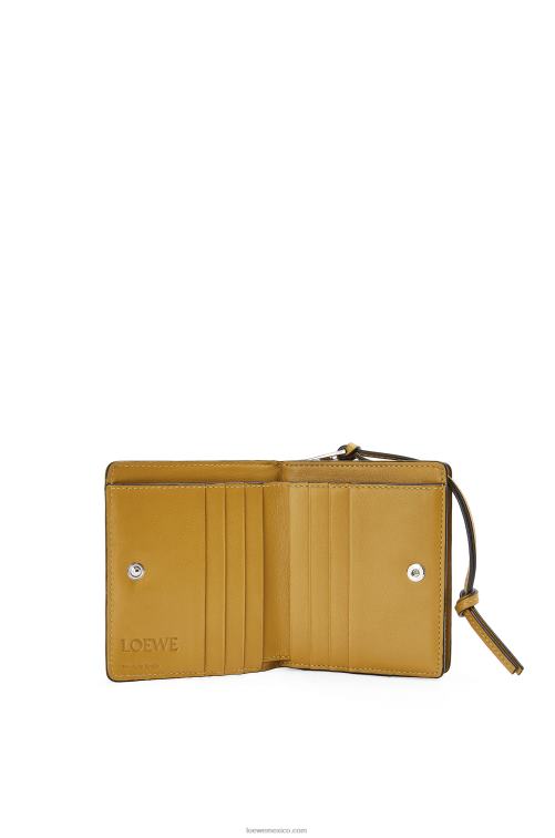 bronceado/ocre cartera compacta con cremallera de la marca en piel de becerro clásica Loewe R8J8Z1301 mujer