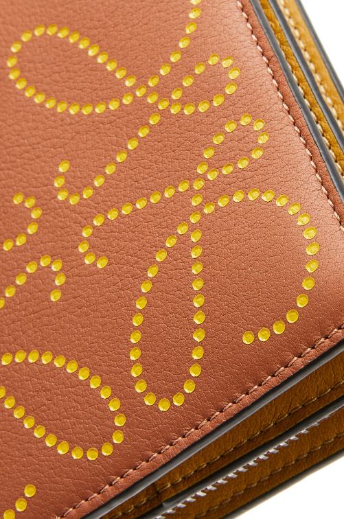 bronceado/ocre cartera compacta con cremallera de la marca en piel de becerro clásica Loewe R8J8Z1301 mujer