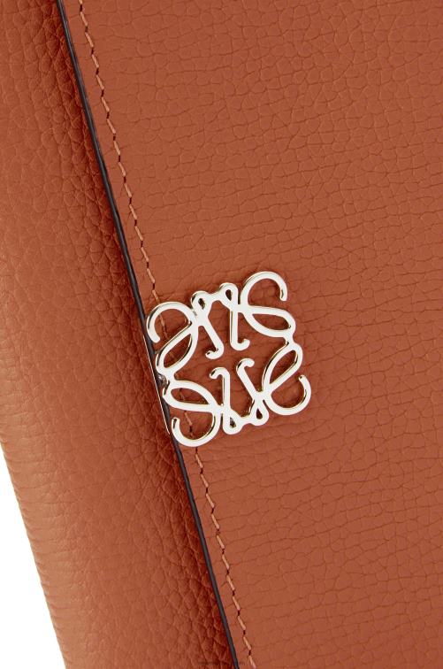 broncearse Cartera vertical pequeña Anagram de piel de becerro granulada Loewe R8J8Z1231 mujer