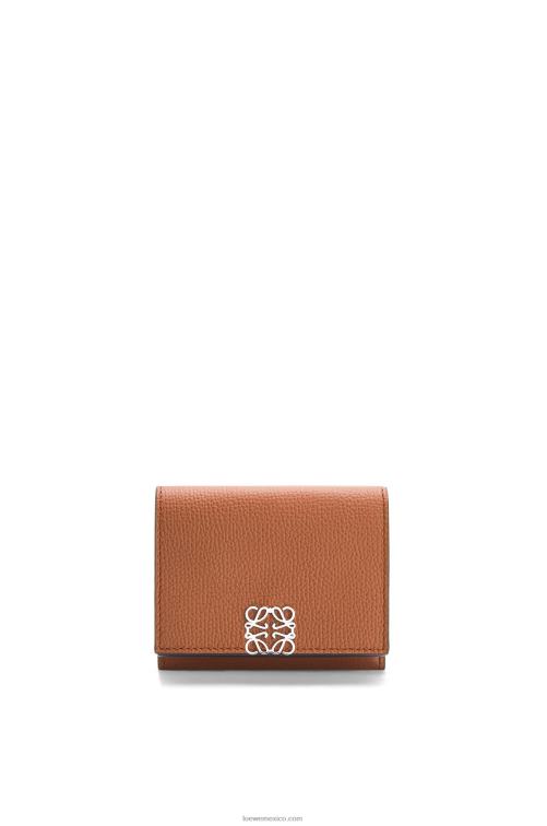 broncearse cartera triple con anagrama de piel de becerro granulada Loewe R8J8Z1230 mujer