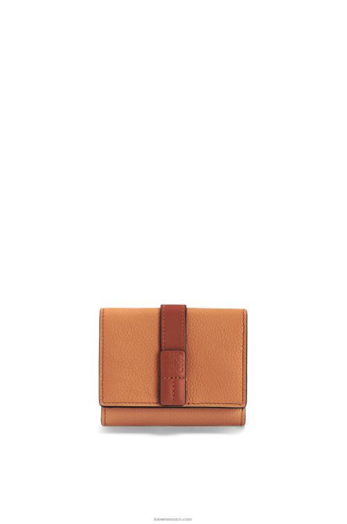 caramelo claro/pacana cartera de tres pliegues en suave piel de becerro granulada Loewe R8J8Z1254 mujer