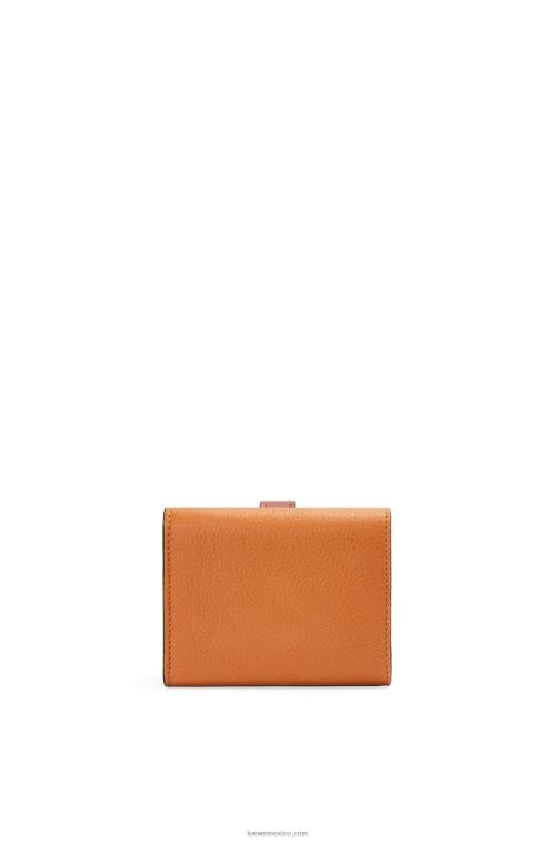 caramelo claro/pacana cartera de tres pliegues en suave piel de becerro granulada Loewe R8J8Z1254 mujer