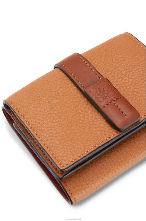 caramelo claro/pacana cartera de tres pliegues en suave piel de becerro granulada Loewe R8J8Z1254 mujer