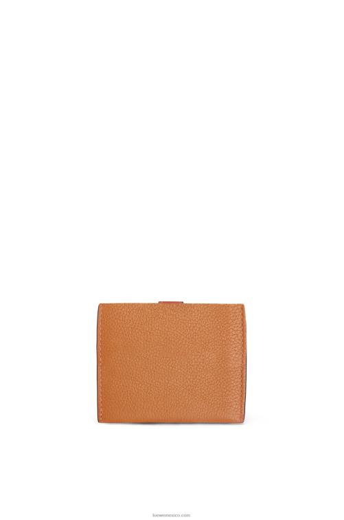 caramelo claro/pacana cartera de tres pliegues en suave piel de becerro granulada Loewe R8J8Z1316 mujer