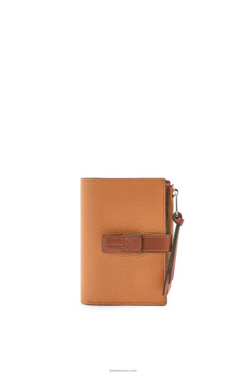 caramelo claro/pacana cartera plegable fina con cremallera de piel de becerro granulada suave Loewe R8J8Z1255 mujer