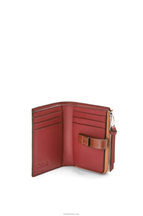 caramelo claro/pacana cartera plegable fina con cremallera de piel de becerro granulada suave Loewe R8J8Z1255 mujer