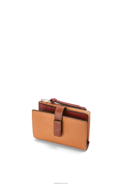 caramelo claro/pacana cartera plegable fina con cremallera de piel de becerro granulada suave Loewe R8J8Z1255 mujer