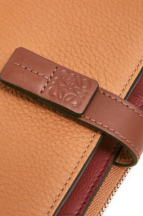 caramelo claro/pacana cartera plegable fina con cremallera de piel de becerro granulada suave Loewe R8J8Z1255 mujer