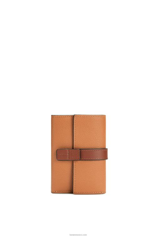 caramelo claro/pacana cartera vertical pequeña de piel de becerro granulada suave Loewe R8J8Z1256 mujer