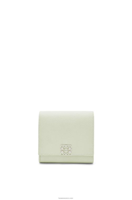 celadón claro cartera compacta con solapa anagram de piel de becerro granulada Loewe R8J8Z1233 mujer
