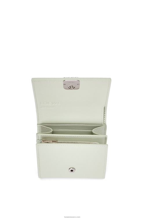 celadón claro cartera compacta con solapa anagram de piel de becerro granulada Loewe R8J8Z1233 mujer