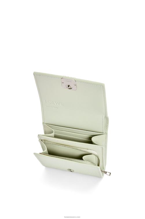 celadón claro cartera compacta con solapa anagram de piel de becerro granulada Loewe R8J8Z1233 mujer