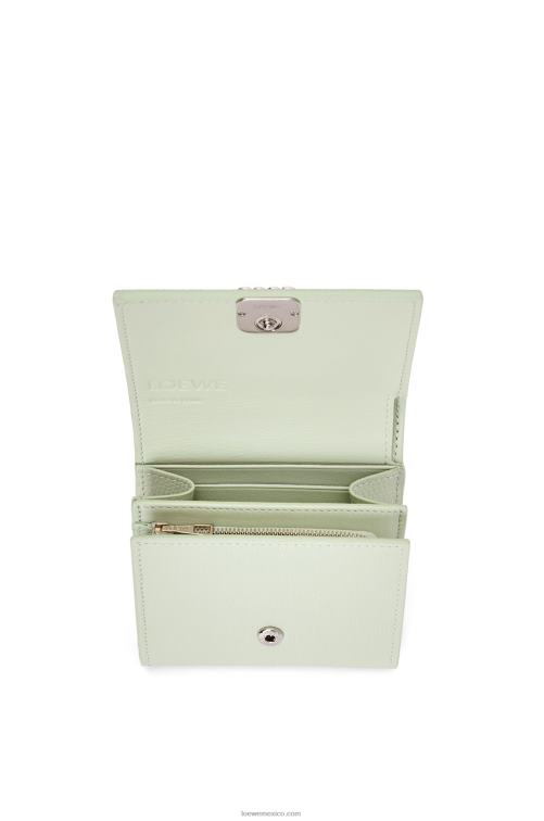 celadón claro cartera compacta con solapa anagram de piel de becerro granulada Loewe R8J8Z1233 mujer