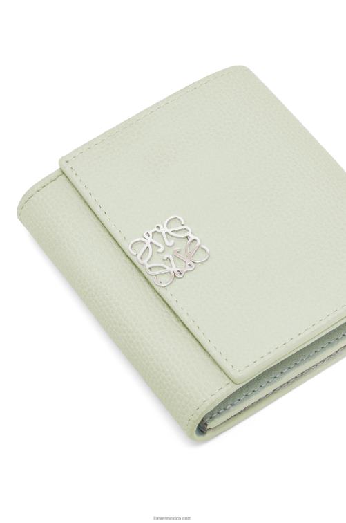 celadón claro cartera compacta con solapa anagram de piel de becerro granulada Loewe R8J8Z1233 mujer