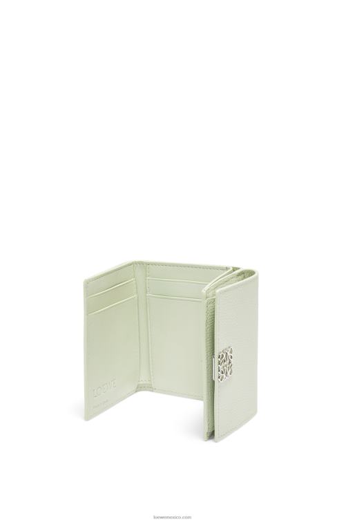 celadón claro cartera triple con anagrama de piel de becerro granulada Loewe R8J8Z1232 mujer