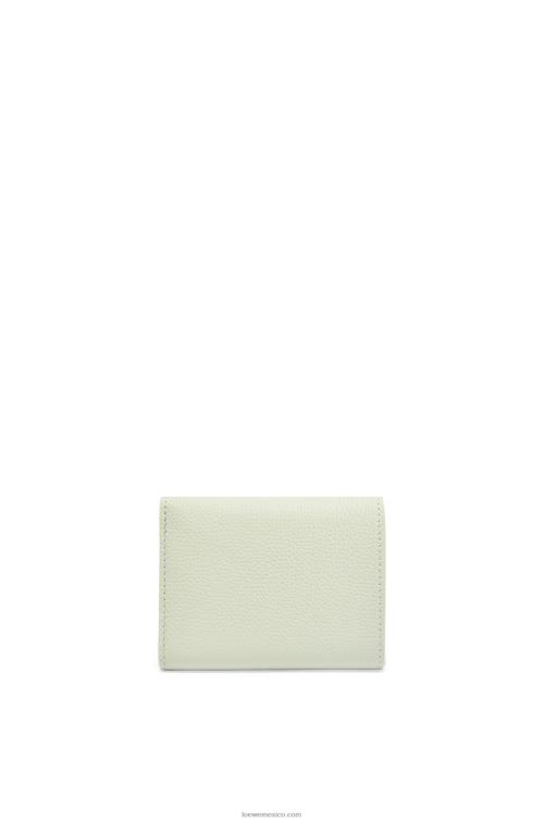 celadón claro cartera triple con anagrama de piel de becerro granulada Loewe R8J8Z1232 mujer