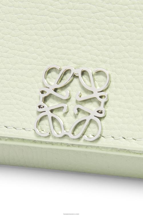 celadón claro cartera triple con anagrama de piel de becerro granulada Loewe R8J8Z1232 mujer