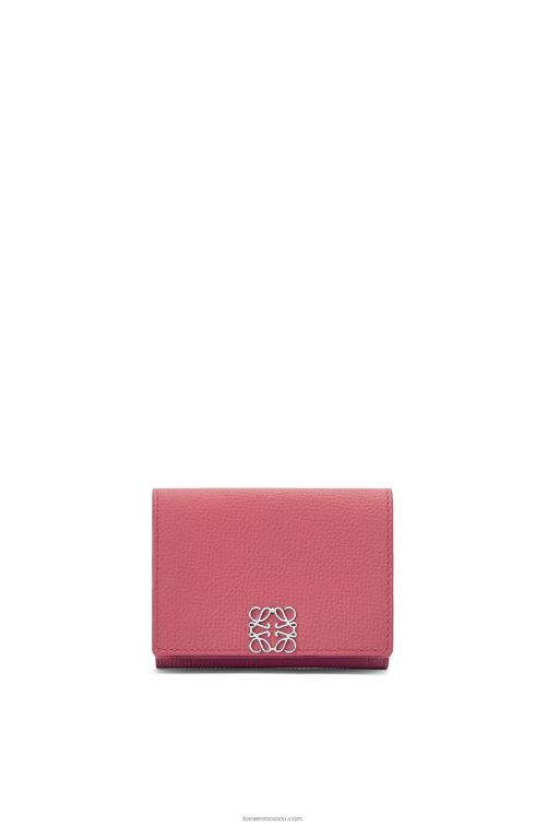 ciruela cartera triple con anagrama de piel de becerro granulada Loewe R8J8Z1238 mujer