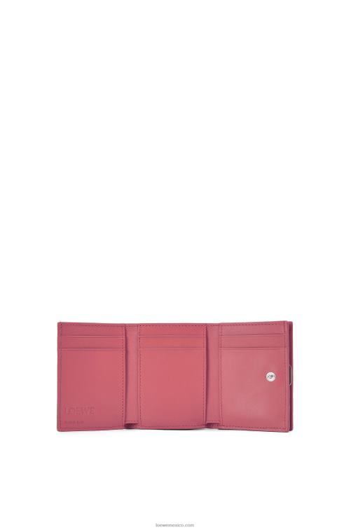 ciruela cartera triple con anagrama de piel de becerro granulada Loewe R8J8Z1238 mujer