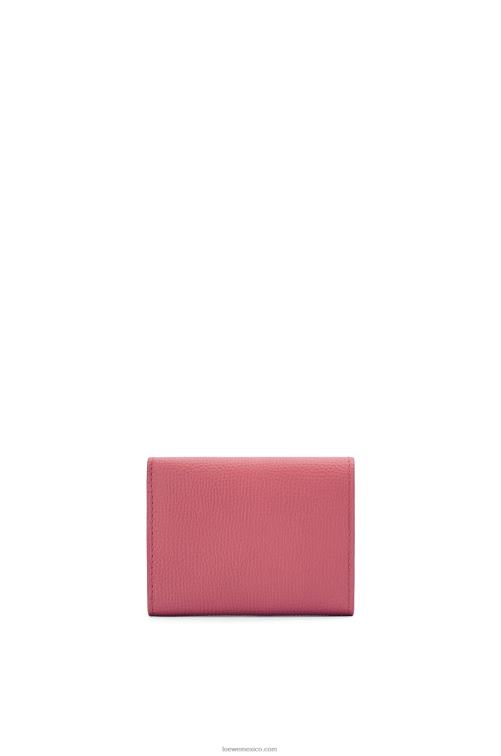 ciruela cartera triple con anagrama de piel de becerro granulada Loewe R8J8Z1238 mujer