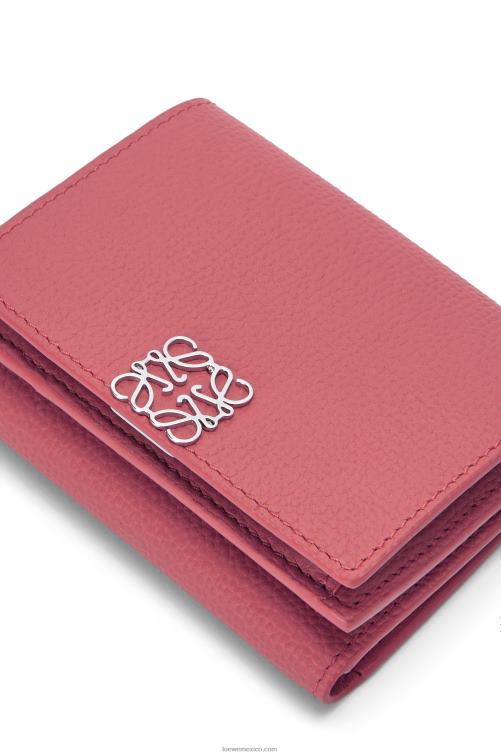 ciruela cartera triple con anagrama de piel de becerro granulada Loewe R8J8Z1238 mujer