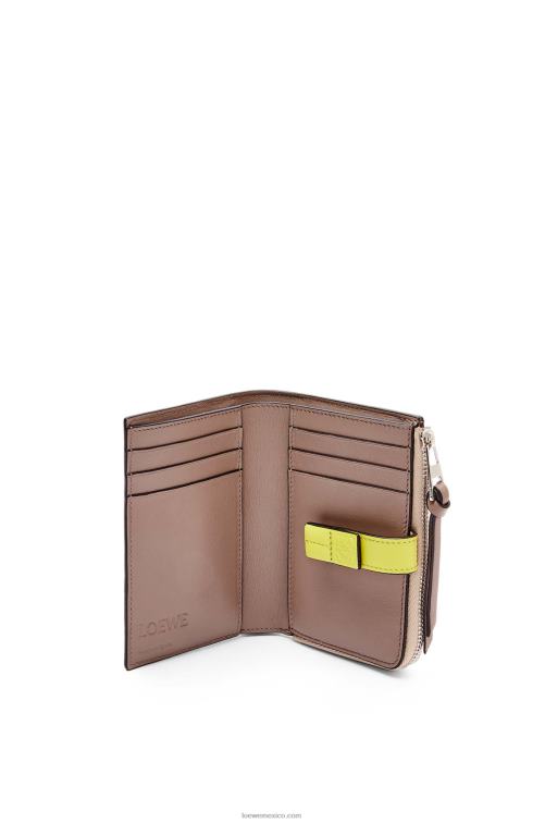 desnudo/citronela cartera plegable fina con cremallera de piel de becerro granulada suave Loewe R8J8Z1298 mujer