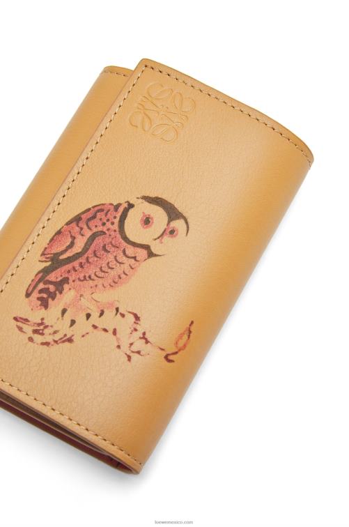 duna cartera vertical pequeña con motivo de búho en piel de becerro clásica Loewe R8J8Z1306 mujer