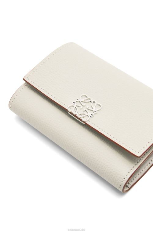 fantasma de luz Cartera vertical pequeña Anagram de piel de becerro granulada Loewe R8J8Z1218 mujer