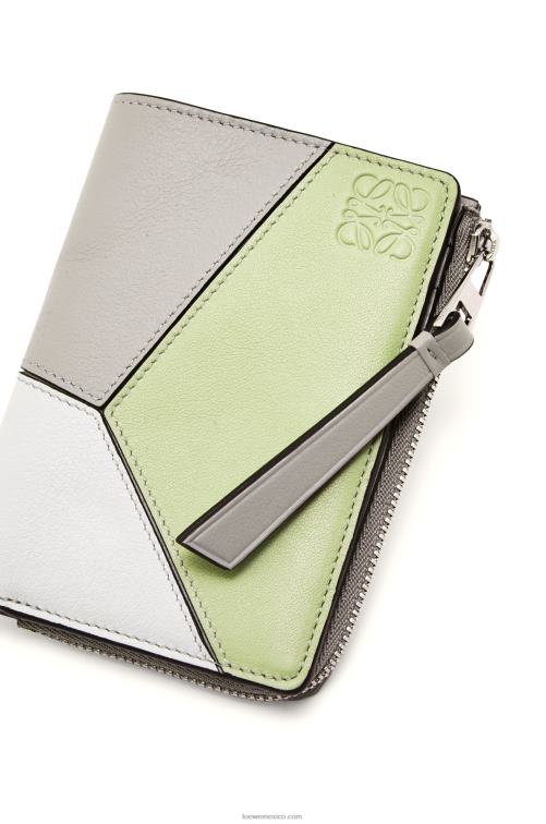gris ceniza/celadón claro billetera plegable delgada puzzle en becerro clásico Loewe R8J8Z1260 mujer