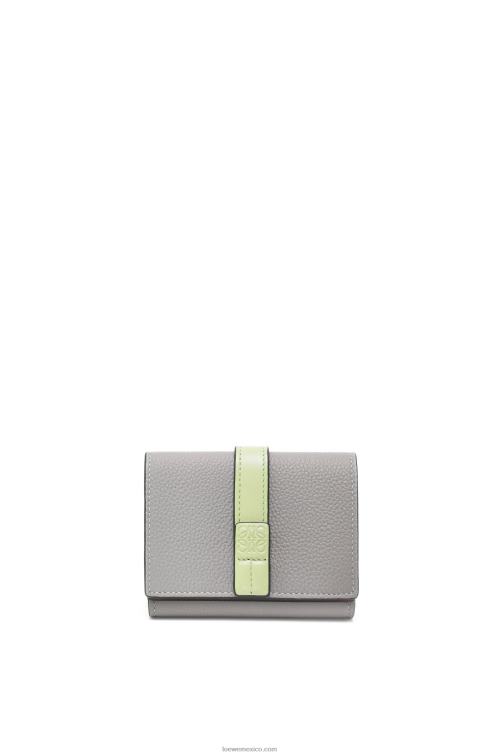 gris perla/verde pálido claro cartera de tres pliegues en suave piel de becerro granulada Loewe R8J8Z1250 mujer