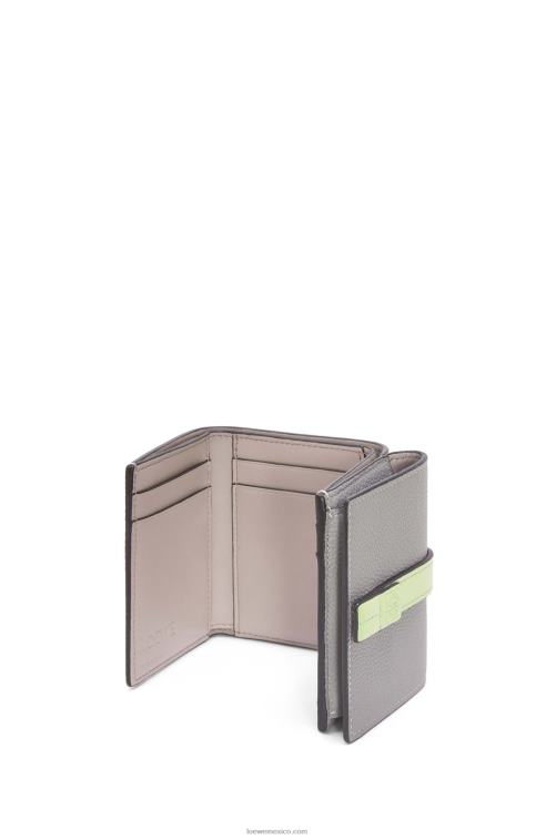 gris perla/verde pálido claro cartera de tres pliegues en suave piel de becerro granulada Loewe R8J8Z1250 mujer
