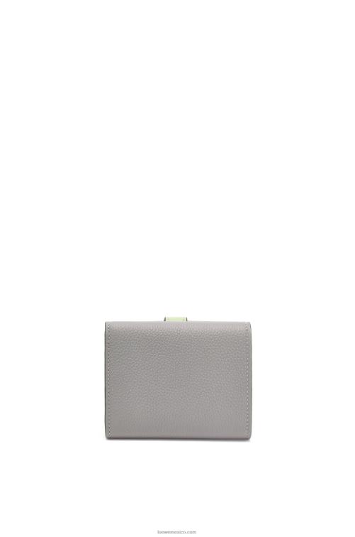 gris perla/verde pálido claro cartera de tres pliegues en suave piel de becerro granulada Loewe R8J8Z1250 mujer