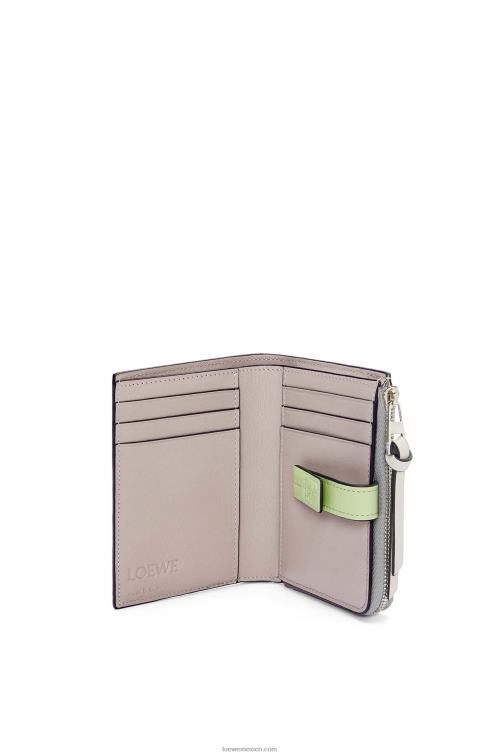 gris perla/verde pálido claro cartera plegable fina con cremallera de piel de becerro granulada suave Loewe R8J8Z1251 mujer