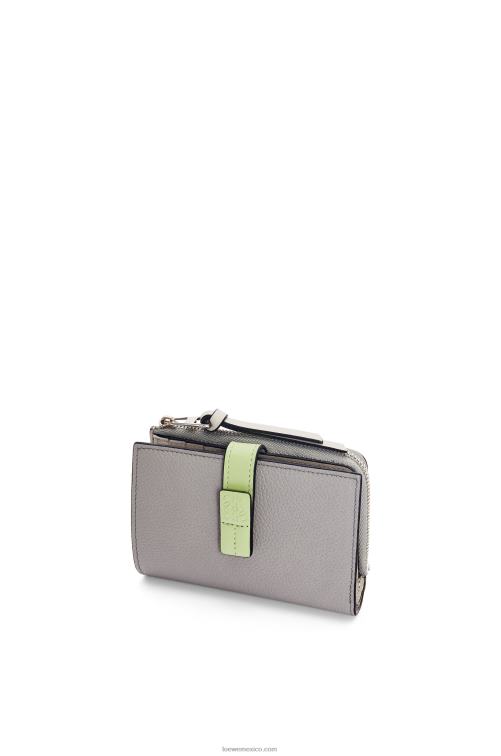 gris perla/verde pálido claro cartera plegable fina con cremallera de piel de becerro granulada suave Loewe R8J8Z1251 mujer
