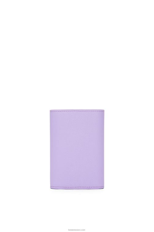 malva claro Cartera vertical pequeña Anagram de piel de becerro granulada Loewe R8J8Z1237 mujer