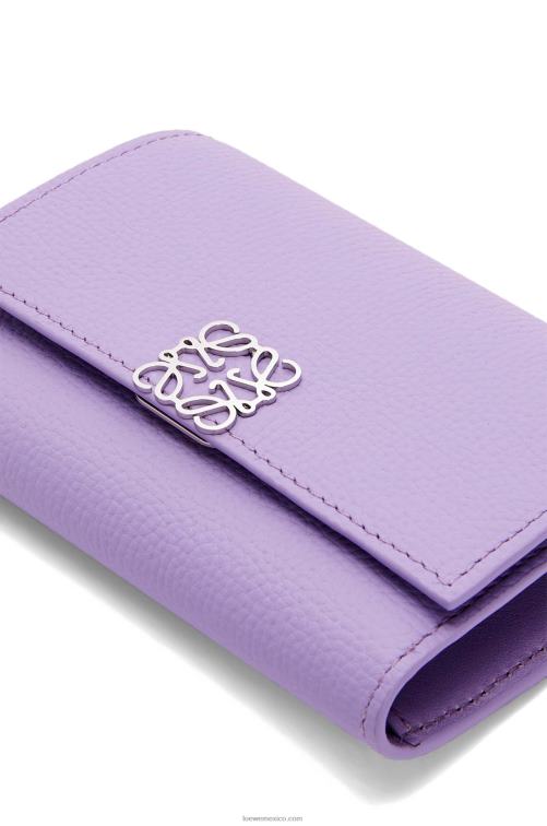 malva claro Cartera vertical pequeña Anagram de piel de becerro granulada Loewe R8J8Z1237 mujer