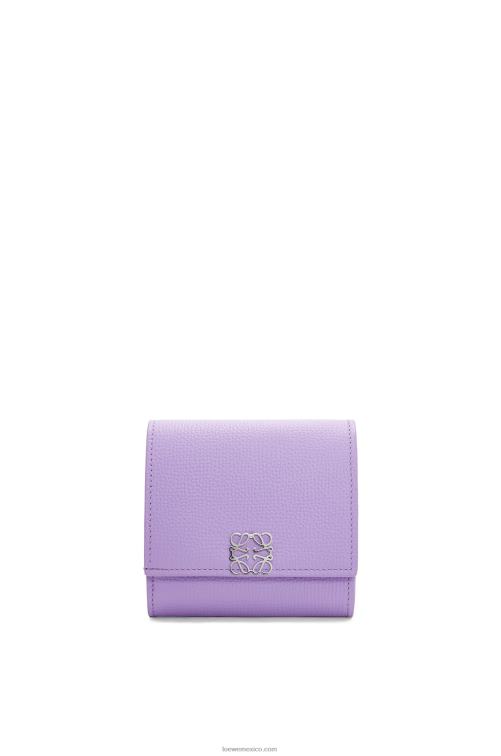 malva claro cartera compacta con solapa anagram de piel de becerro granulada Loewe R8J8Z1236 mujer