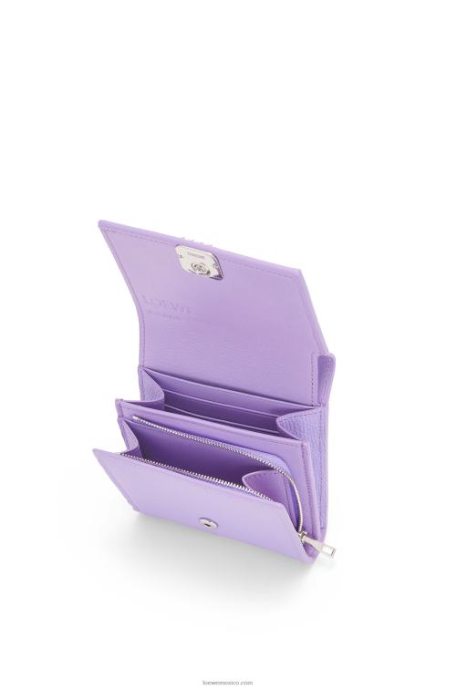 malva claro cartera compacta con solapa anagram de piel de becerro granulada Loewe R8J8Z1236 mujer