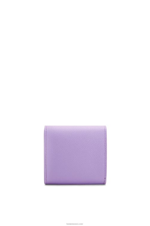 malva claro cartera compacta con solapa anagram de piel de becerro granulada Loewe R8J8Z1236 mujer