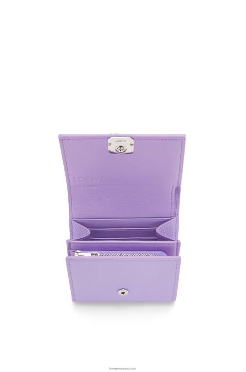 malva claro cartera compacta con solapa anagram de piel de becerro granulada Loewe R8J8Z1236 mujer