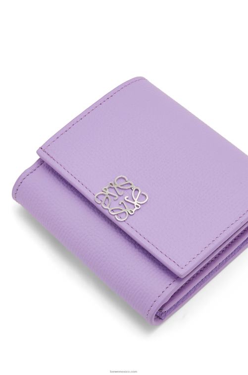malva claro cartera compacta con solapa anagram de piel de becerro granulada Loewe R8J8Z1236 mujer
