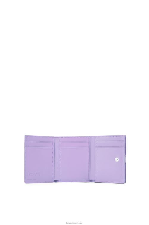 malva claro cartera triple con anagrama de piel de becerro granulada Loewe R8J8Z1235 mujer