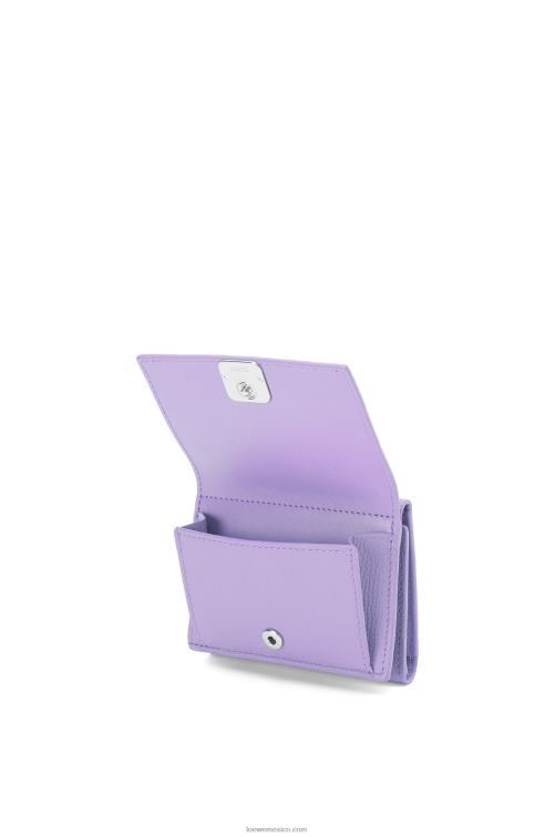 malva claro cartera triple con anagrama de piel de becerro granulada Loewe R8J8Z1235 mujer