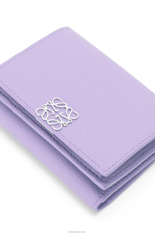 malva claro cartera triple con anagrama de piel de becerro granulada Loewe R8J8Z1235 mujer