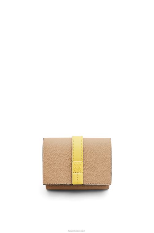 mantequilla/limón pálido cartera de tres pliegues en suave piel de becerro granulada Loewe R8J8Z1285 mujer