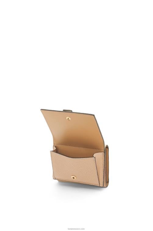 mantequilla/limón pálido cartera de tres pliegues en suave piel de becerro granulada Loewe R8J8Z1285 mujer