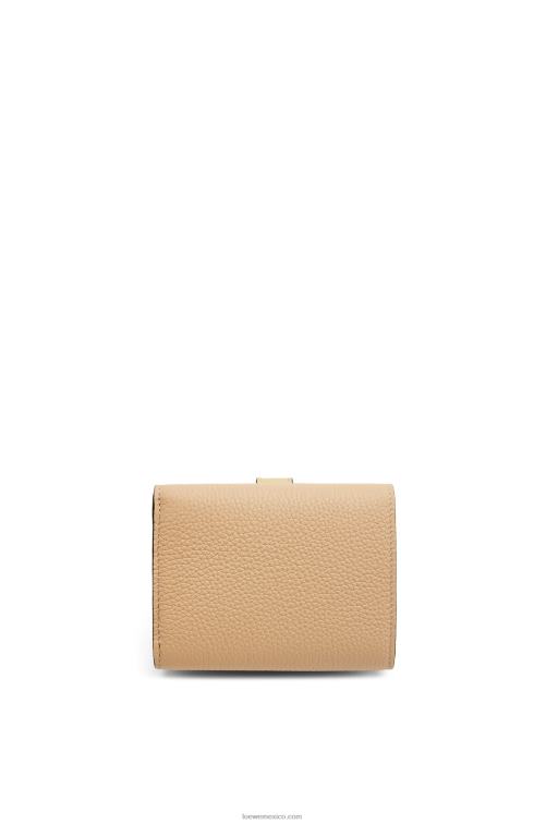 mantequilla/limón pálido cartera de tres pliegues en suave piel de becerro granulada Loewe R8J8Z1285 mujer